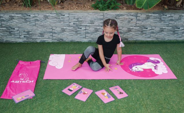 Set Tapis Yoga Enfant - Tapis de Yoga Rose Licorne pour Filles - sans  Produits Chimiques - Non Toxique – Antidérapant - avec 12 Cartes de Yoga et  Un